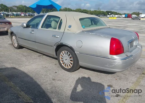 2005 Lincoln Town Car Signature z USA, uszkodzony, nr VIN 1LNHM81W75Y637691